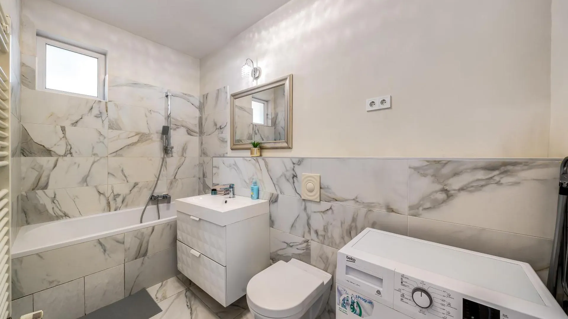 Akácfa 413 Luxury AirCon Center Apartment Budapest Ungheria